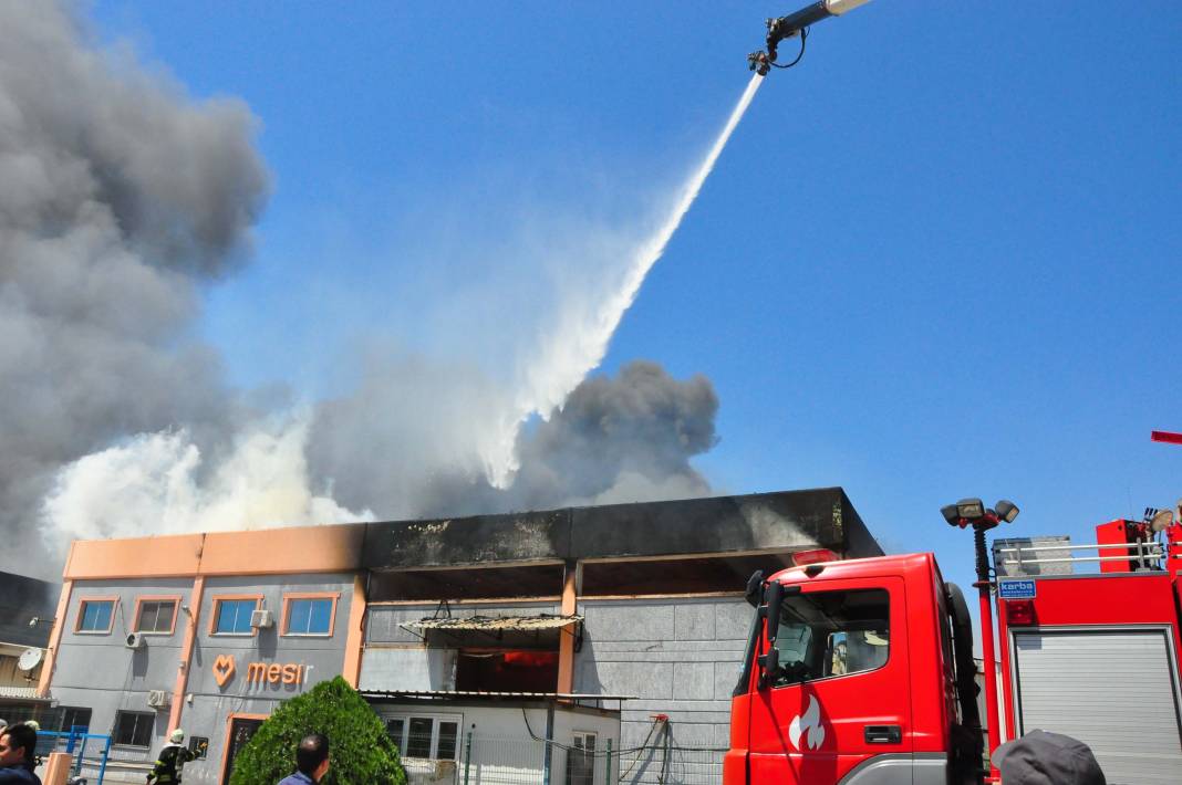 Manisa’da plastik fabrikasında yangın! Gökyüzünü kara dumanlar kapladı 29